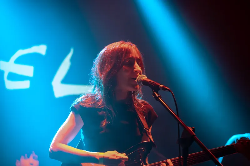 Fotografía en vivo de Riel en recital