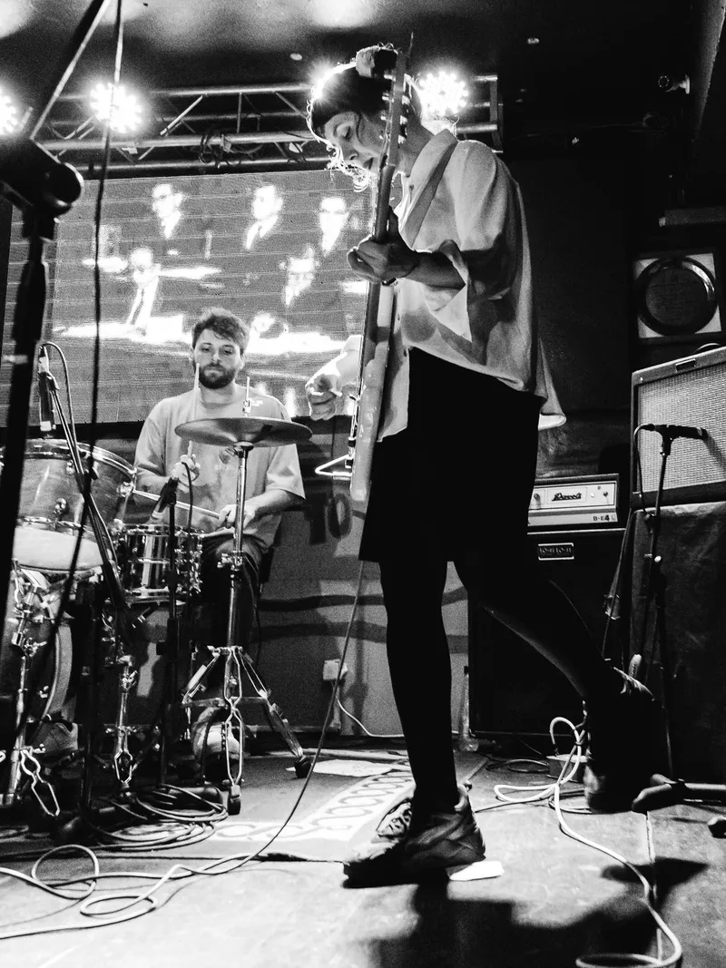 Fotografía en vivo de Tigre Ulli en recital