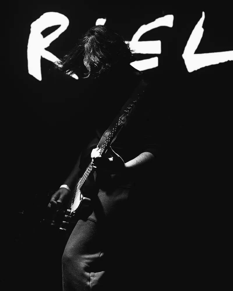 Fotografía en vivo de Riel en recital