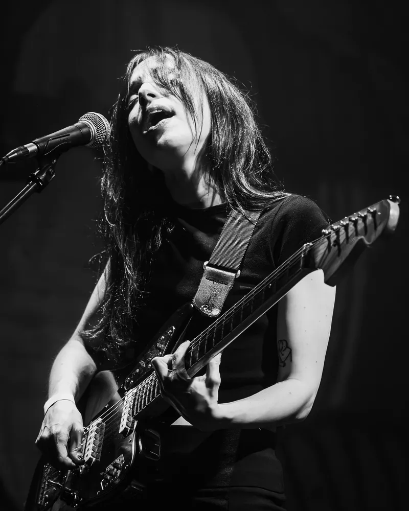 Fotografía en vivo de Riel en recital